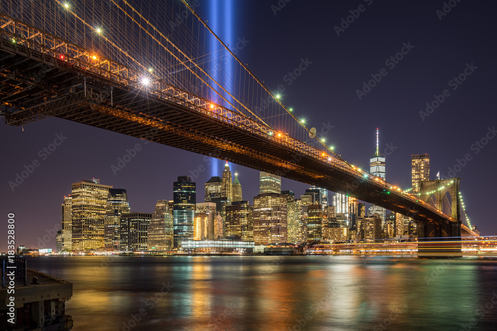 Fototapeta premium Tribute in Light with the Brooklyn Bridge and the skycrapers of Lower Manhattan. Financial District, New York City