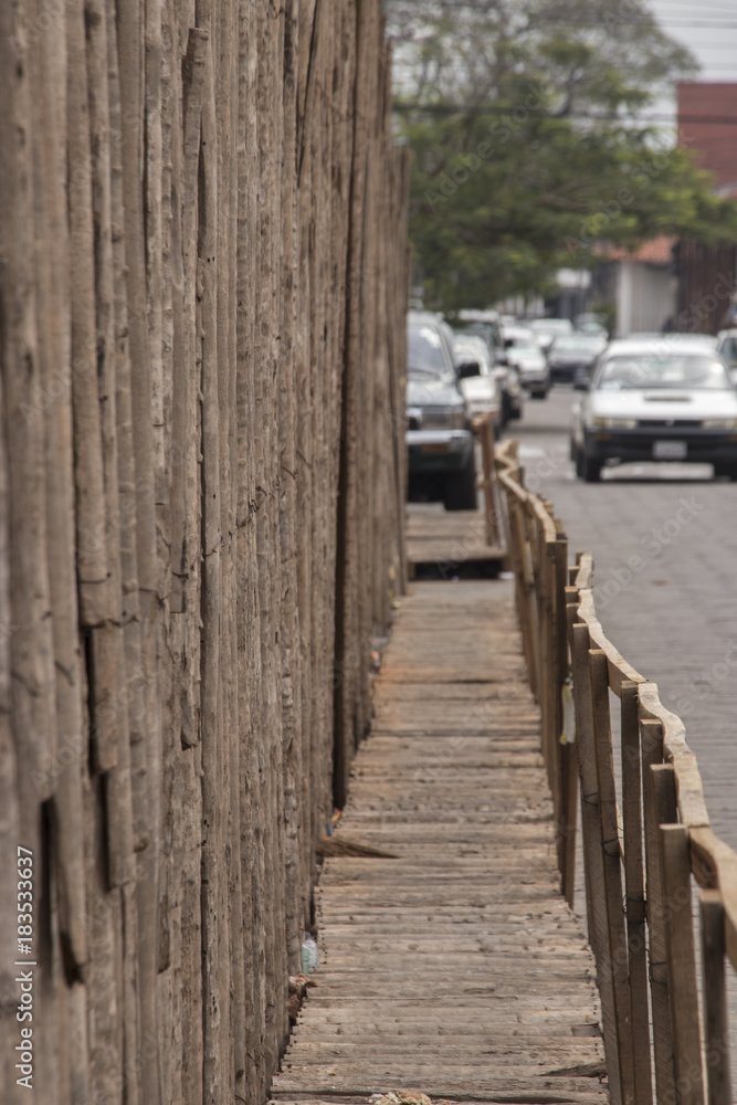pasarela de madera hecha en obra en construcción como protección pasarela de madera hecha en obra en construcción como protección