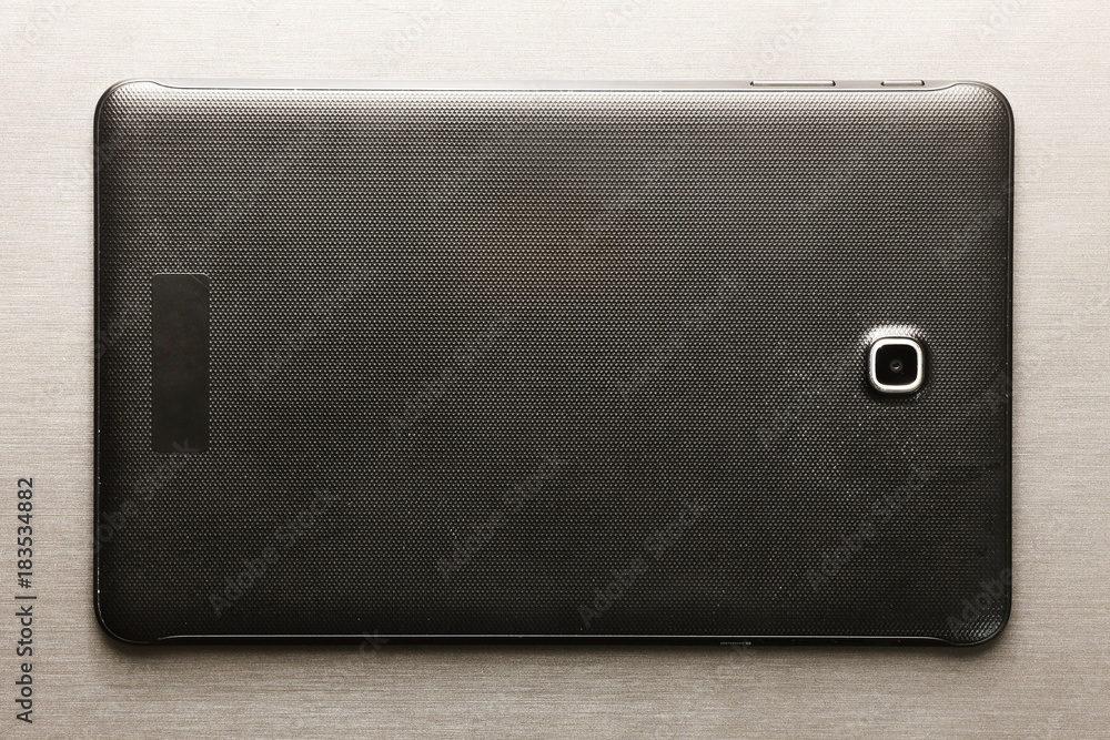 Naklejka premium Tablet computer behind back