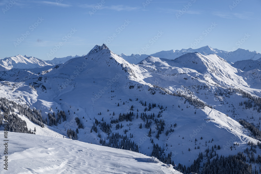 Berglandschaft im Winter unter blauem Himmel mit Schnee