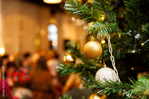 Fotografie Decorating christmas tree, holiday christmas family dinner