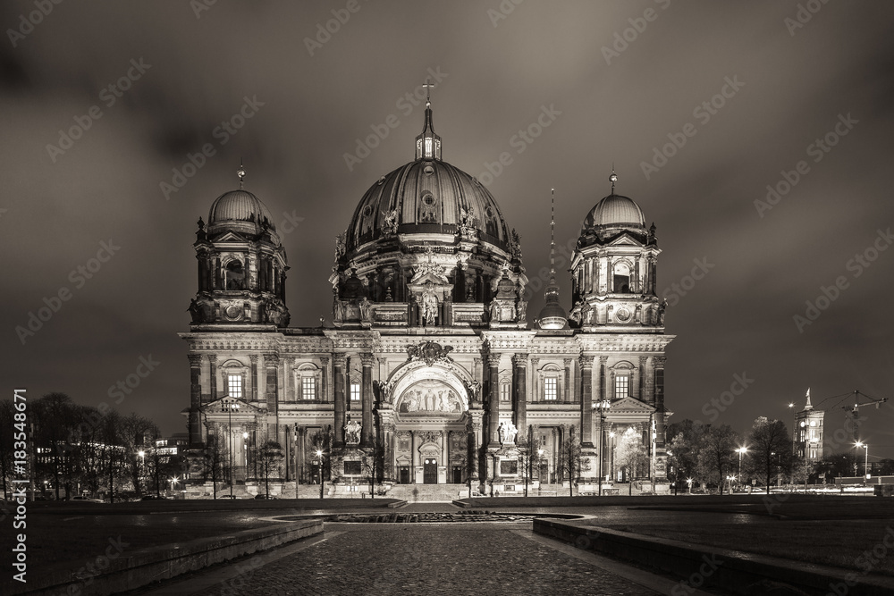 Berliner Dom in schwarz weiß 