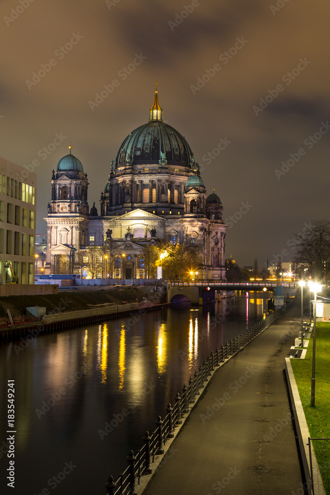 Fototapeta premium Berliner Dom an der Spree