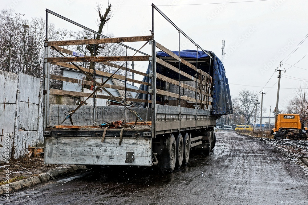 большой грузовик с пустым прицепом стоит на улице большой грузовик с пустым прицепом стоит на улице