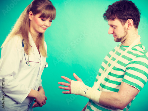 Man with broken hand visit doctor.