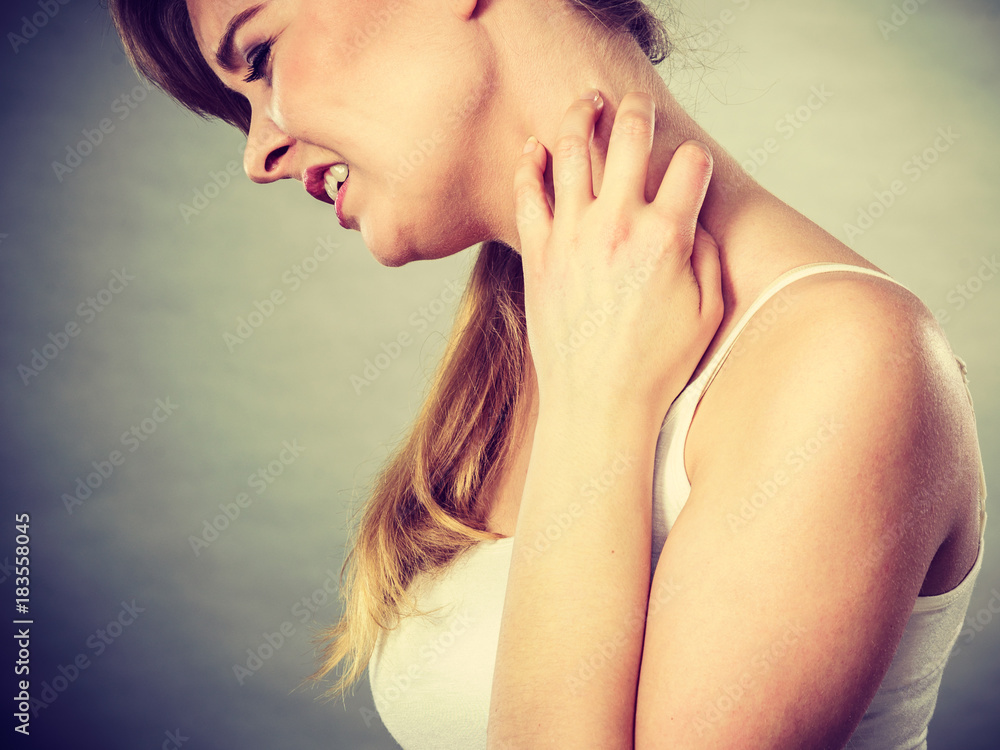 Obraz premium woman scratching her itchy neck with allergy rash
