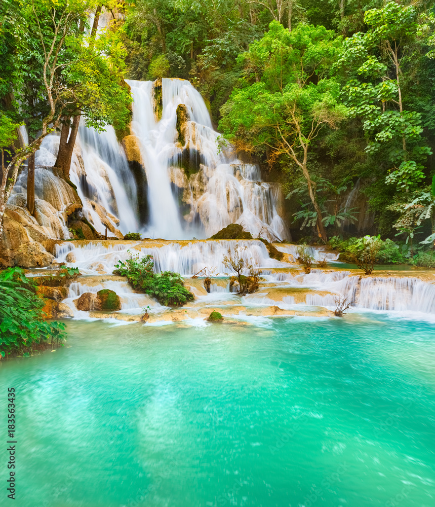 Fototapeta premium Wodospady Tat Kuang Si. Piękny krajobraz. Laos.