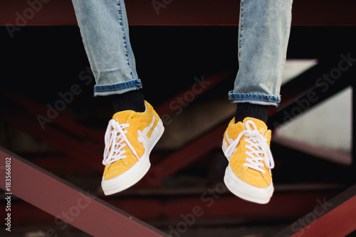 Billede på lærred Yellow shoes dangling