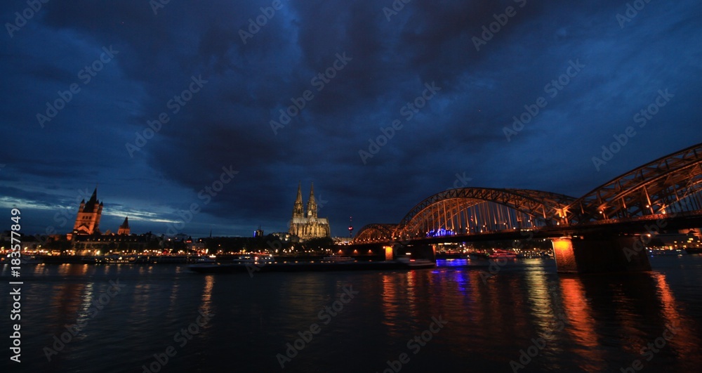Köln, Rheinufer bei Nacht