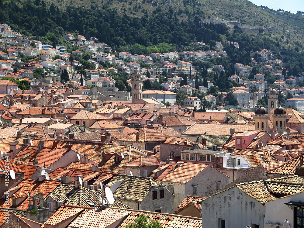 Toits de tuile rouge d'une ville en Croatie