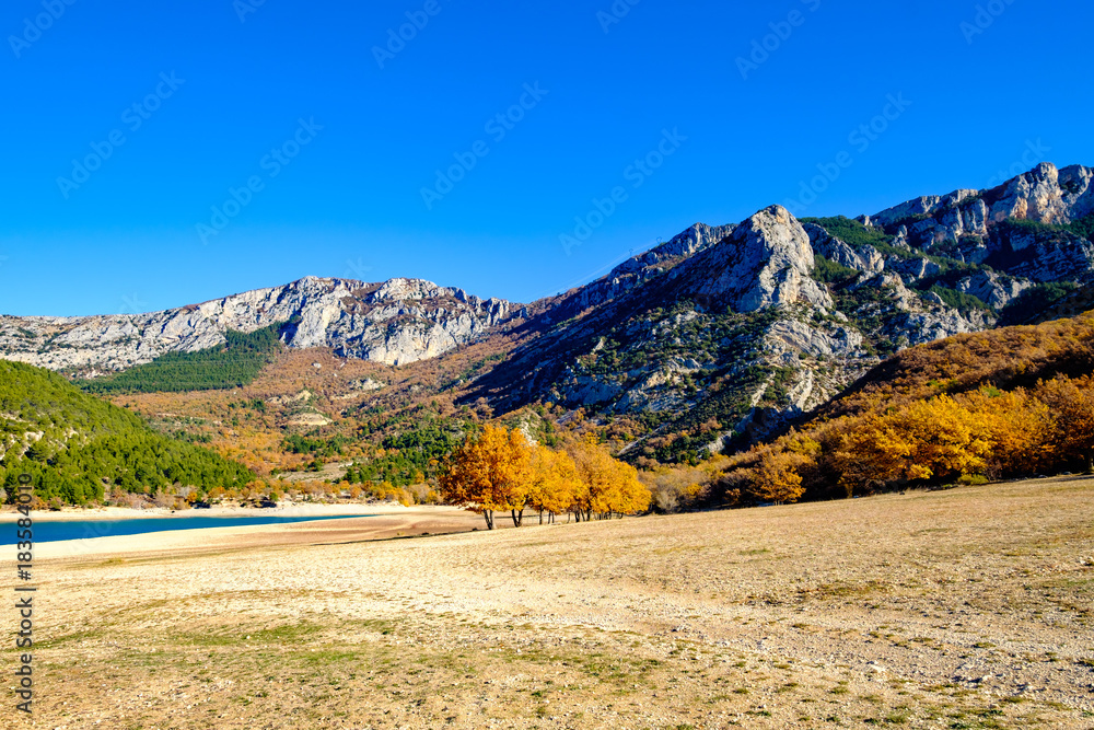Paysage de Provence, France en automne. Lac de Sainte-Croix, Gorges du Verdon.