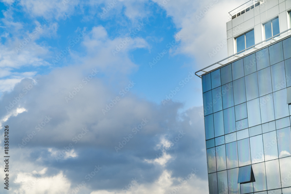Obraz premium Clouds passing over the city