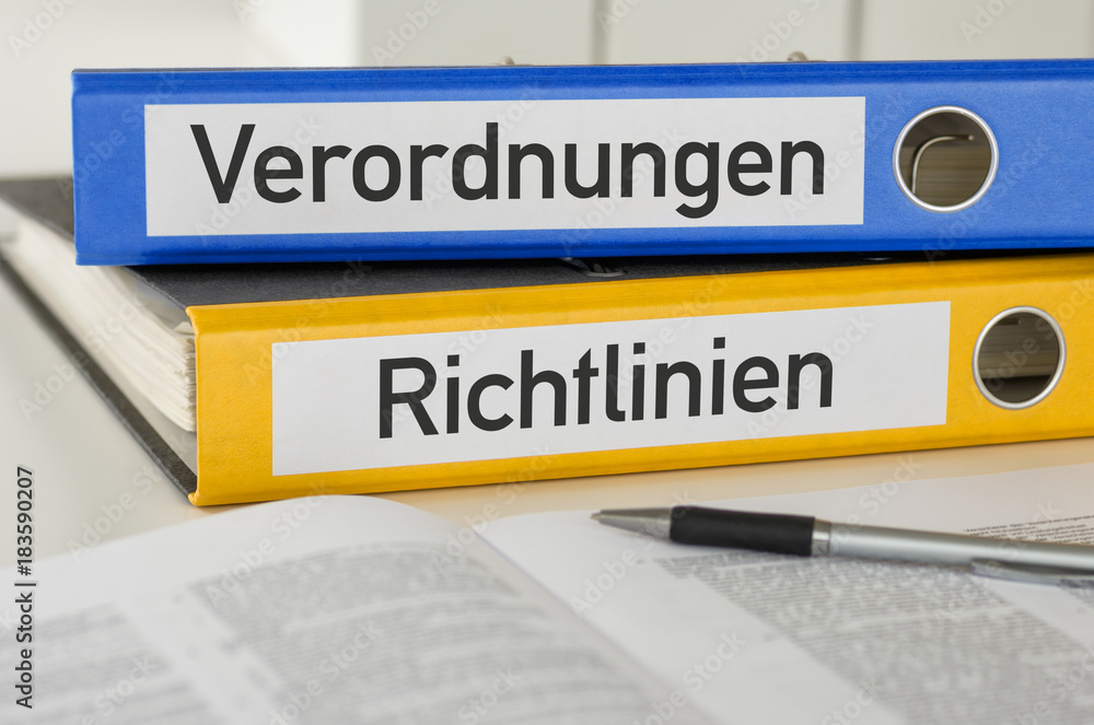 Aktenordner mit der Beschriftung Verordnungen und Richtlinien Aktenordner mit der Beschriftung Verordnungen und Richtlinien