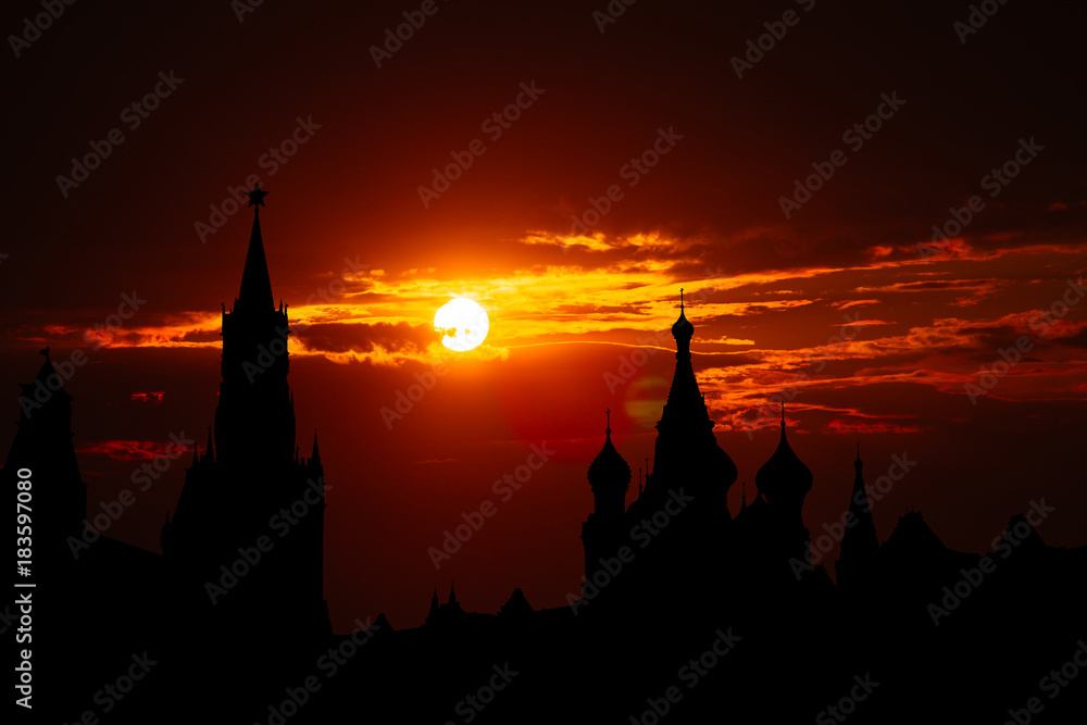 Obraz premium Gorgeous sunset on Moscow historical center Red Square and Kremlin tower silhouette