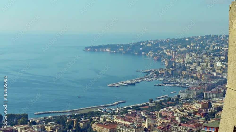 4k Napoli, Castel sant’Elmo. Castello medievale, 1329, in parte ricavato dalla viva roccia (tufo giallo napoletano); è il punto più alto della città. Veduta di Via Caracciolo, Mergellina e Posillipo. 4k Napoli, Castel sant’Elmo. Castello medievale, 1329, in parte ricavato dalla viva roccia (tufo giallo napoletano); è il punto più alto della città. Veduta di Via Caracciolo, Mergellina e Posillipo.