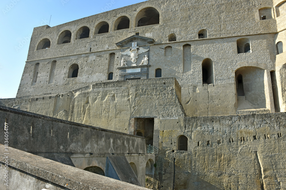 Napoli, Castel sant’Elmo. Castello medievale, 1329, in parte ricavato dalla viva roccia (tufo giallo napoletano); è il punto più alto della città. Facciata d'ingresso.