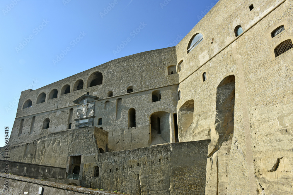Napoli, Castel sant’Elmo. Castello medievale, 1329, in parte ricavato dalla viva roccia (tufo giallo napoletano); è il punto più alto della città. Facciata d'ingresso e cannoniere.