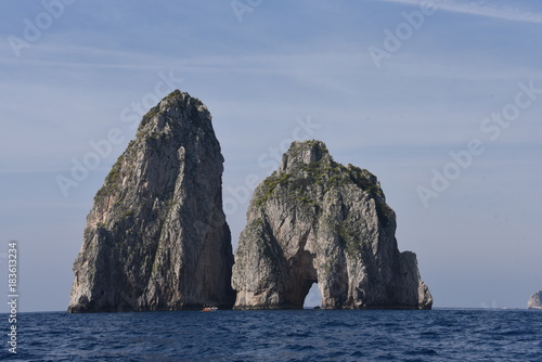 Ventana azul, el arco del amor, grieta en la piedra. Capri
Italia photo