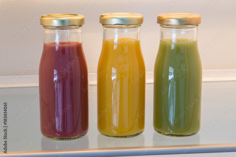 Smoothies im geöffneten Kühlschrank Konzept Smoothies im geöffneten Kühlschrank Konzept
