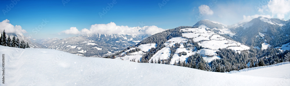 Schöne Winterlandschaft mit Bergen im Hintergrund