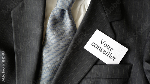 conseiller carte costume sombre