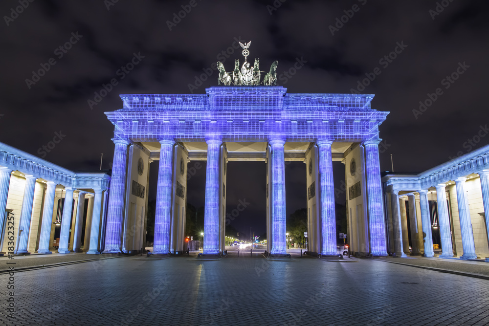 Obraz premium Berlin Brandenburg gate (Brandenburger Tor) illumiated at sunset