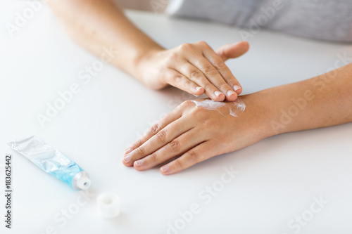 Obraz na plátně close up of hands with cream or therapeutic salve