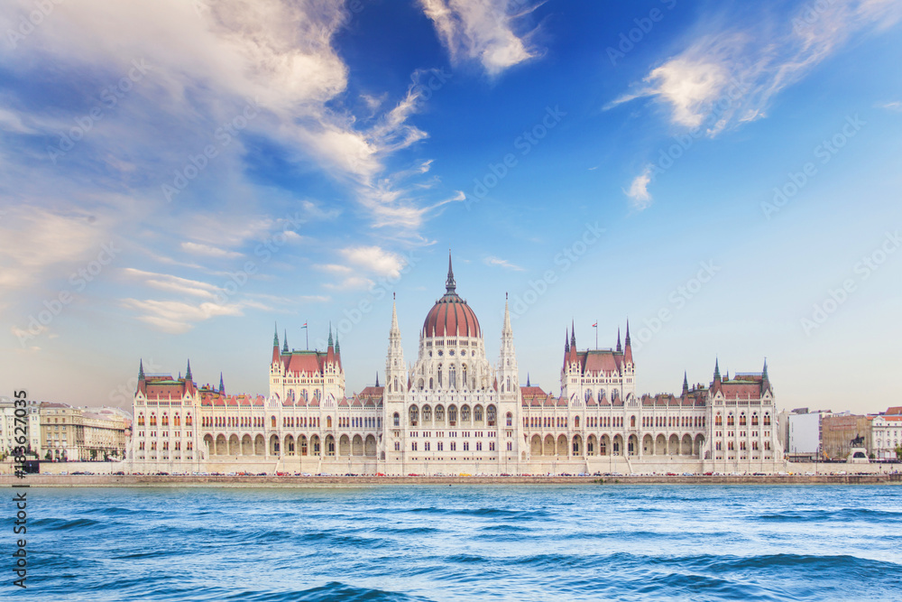 Fototapeta premium Piękny widok na węgierski parlament na nabrzeżu Dunaju w Budapeszcie na Węgrzech
