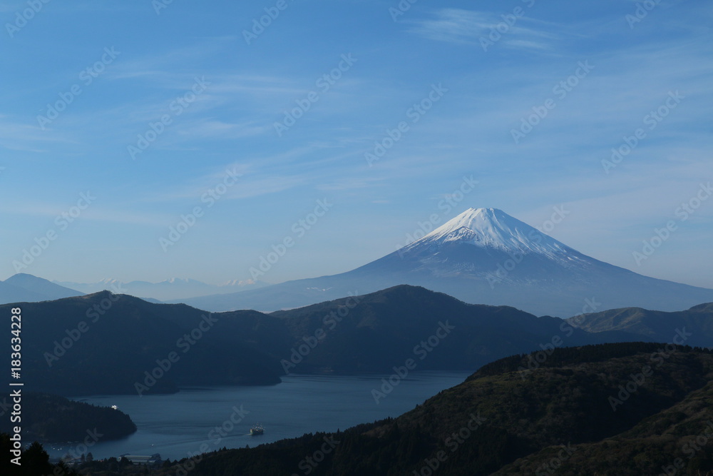 白い冠雪を戴いた霊峰富士山を背景にした芦ノ湖