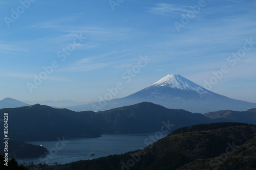 白い冠雪を戴いた霊峰富士山を背景にした芦ノ湖