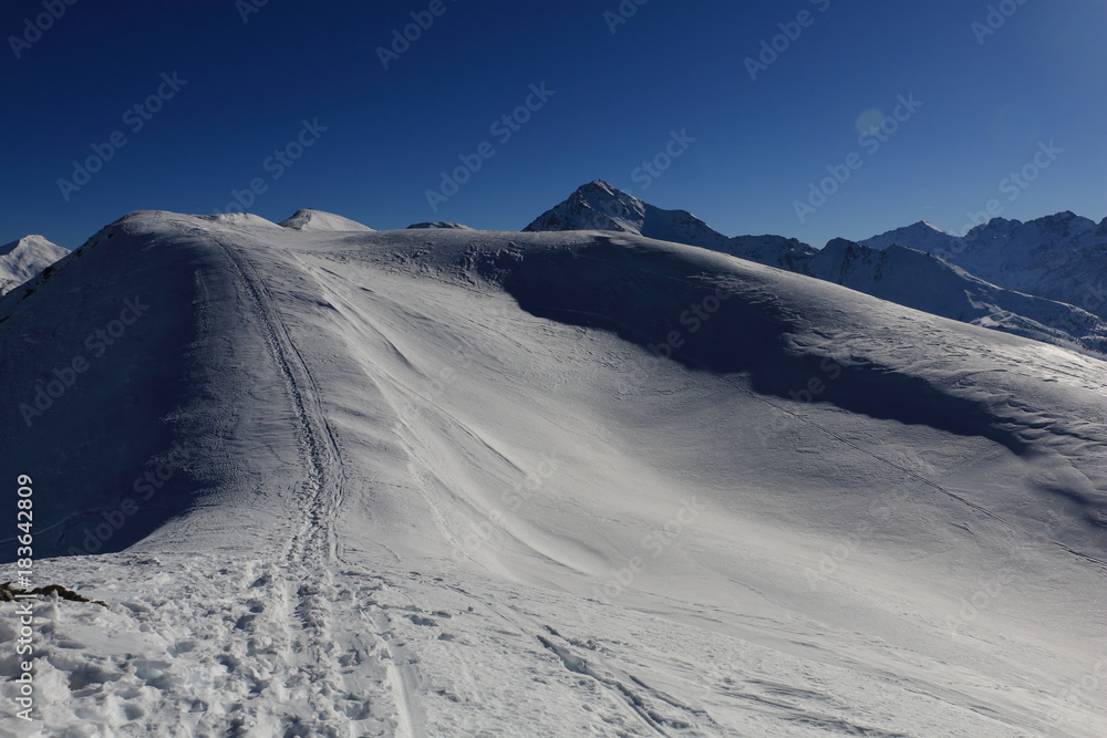 Panorama di montagna in inverno con neve   a Sestriere Alpi Italia