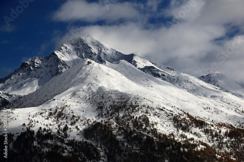 Panorama di montagna in inverno con neve a Sestriere Alpi Italia