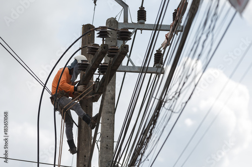 Tableau sur toile electricians repairing wire of the power line on electric power pole