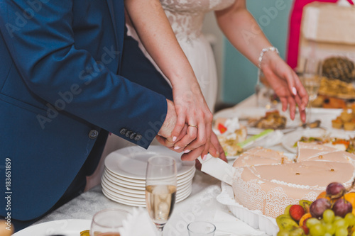 The young husband and wife to divide pieces of cake to treat your guests