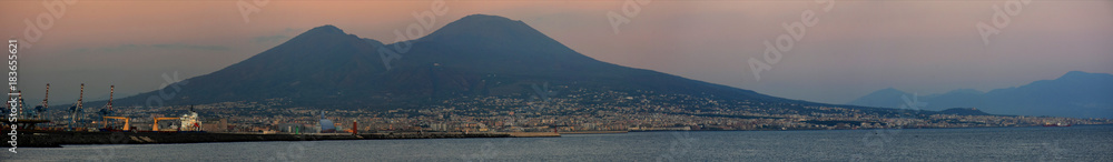 Napoli, panoramica del Vesuvio al tramonto