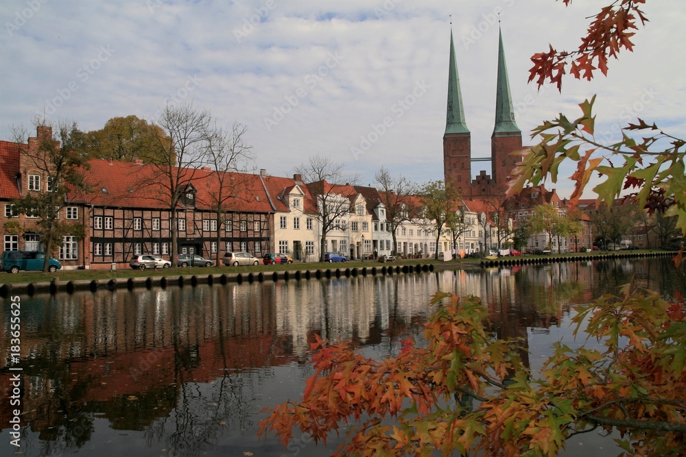 Lübecker Dom an der Trave im Herbst, Hansestadt Lübeck