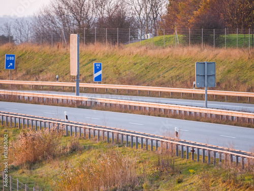 Autobahn A1 Hintergrund Straße perspektivisch Tele