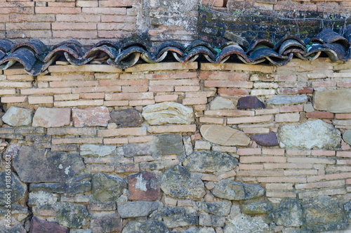 Pared de ladrillo y piedra. Sucia photo