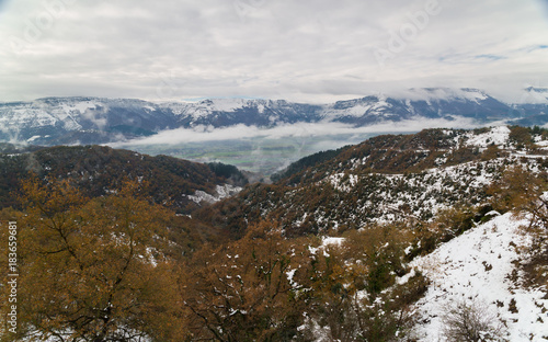 Fototapeta Naklejka Na Ścianę i Meble -  Montañas nevadas en Álava