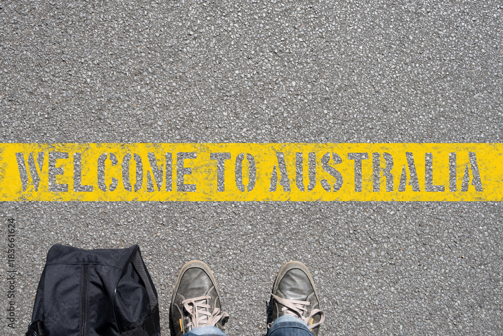 Ein Mann mit einem Koffer steht an der Grenze zu Australien Stock Photo |  Adobe Stock