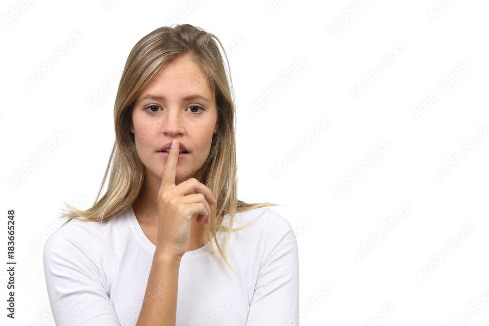Hübsche blonde Frau mit Finger auf den Lippen Hübsche blonde Frau mit Finger auf den Lippen