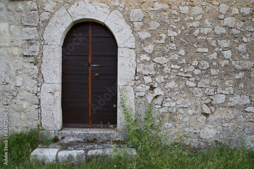 Ingresso di una casa di pietra antica  © nidafoto