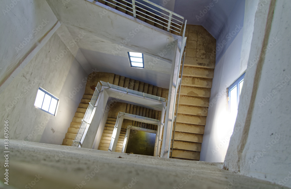 Obraz premium Betontreppe in einem hohen Turm mit vielen Stufen