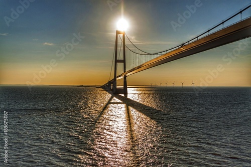 Brücke im Sonnenlicht