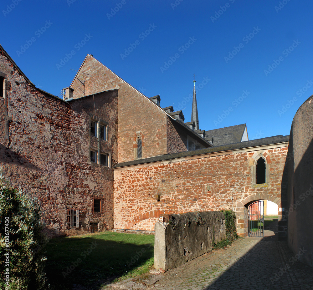 mittelalterliche Häuser hinter der Stiftskirche Trier Pfalzel mittelalterliche Häuser hinter der Stiftskirche Trier Pfalzel