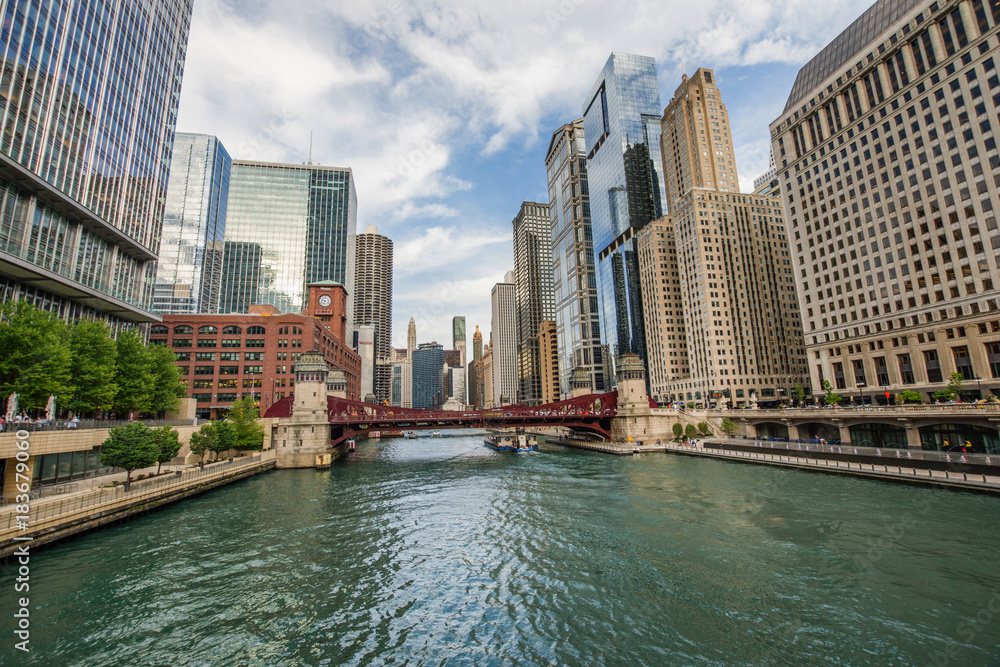 Fototapeta premium Northern Chicago River Riverwalk na North Branch Chicago River w Chicago, Illinois