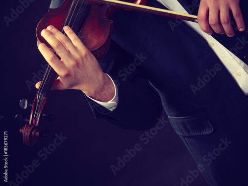 Obraz na płótnie Man man dressed elegantly playing violin