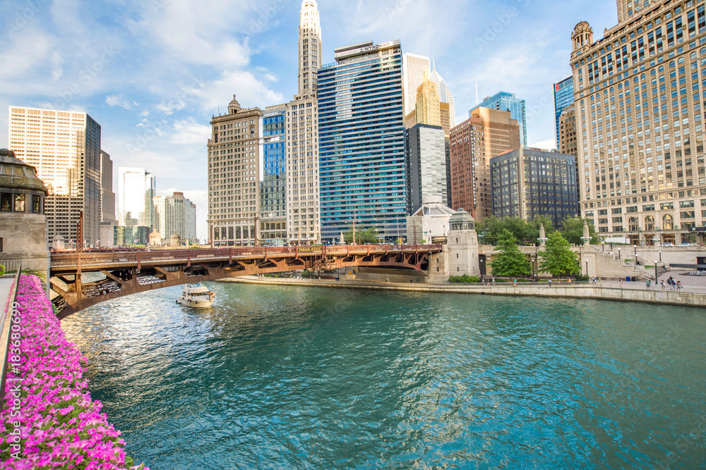 Fototapeta premium Riverwalk Północnej Chicago River na North Branch Chicago River w Chicago, Illinois