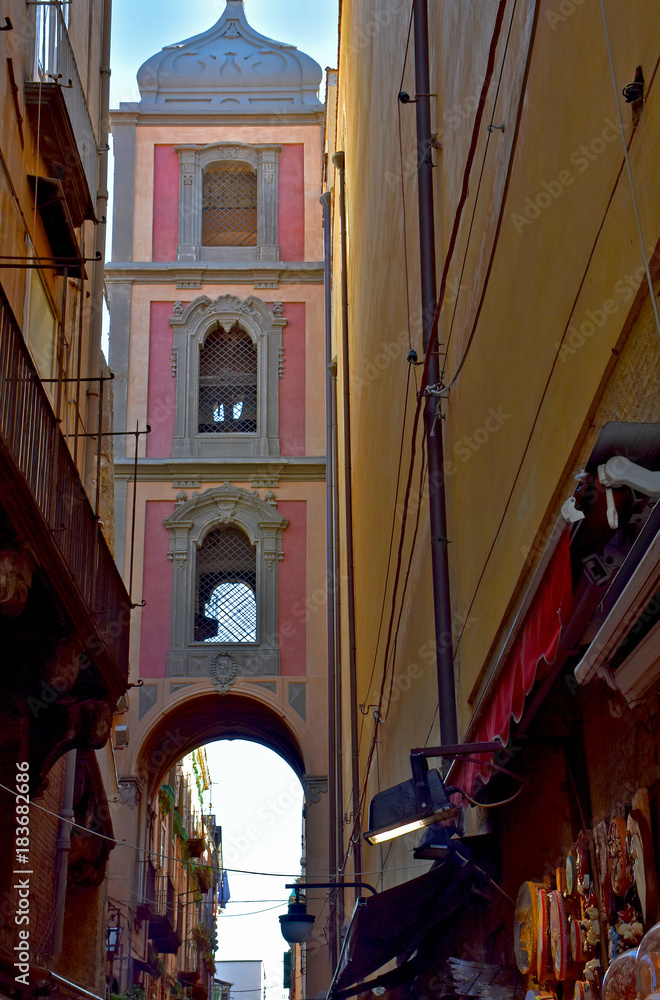 Napoli, campanile della chiesa di san Lorenzo