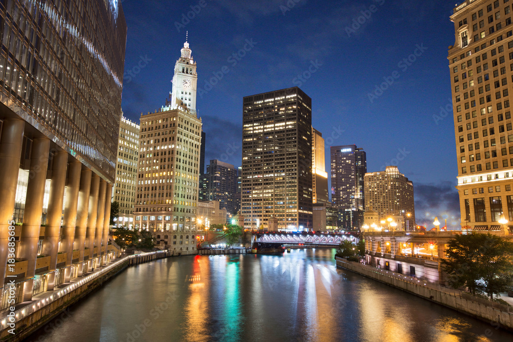 Fototapeta Scenic Chicago River Riverwalk at Night in Chicagio, Illinois